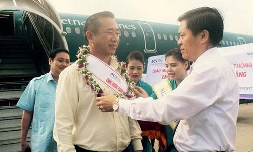 Đại diện Cảng hàng không quốc tế Việt Nam tặng hoa cho hành khách thứ 6 triệu thông qua Cảng